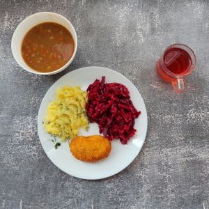 Dieta podstawowa  Zupa z soczewicą i warzywami Ziemniaki z koperkiem gotowane Kotlet z kurczaka nadziewany serem Sos jarzynowy dieta Sałatka z buraków i jabłka Kompot owocowy